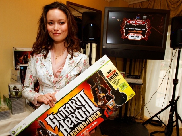 Актриса с рекламой гитары