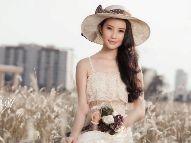 Азиатка в шляпе