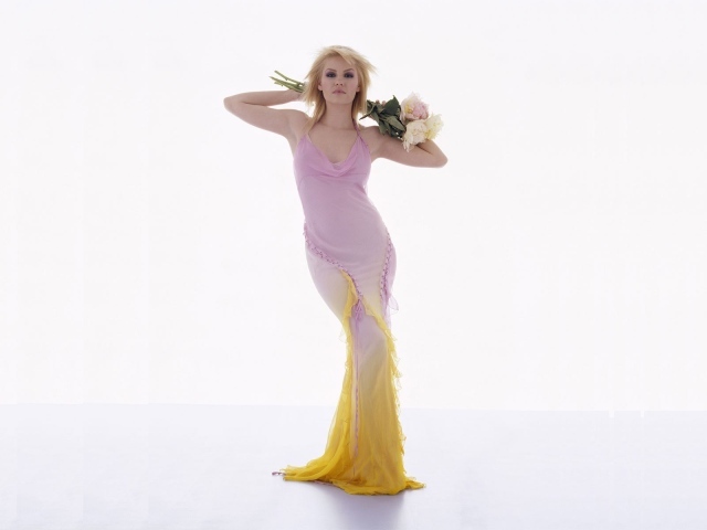 Элиша с букетом роз