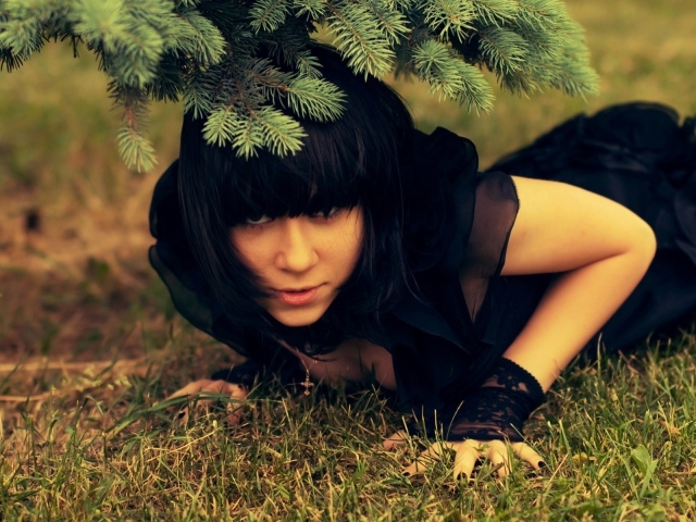 Девушка в черном платье на природе