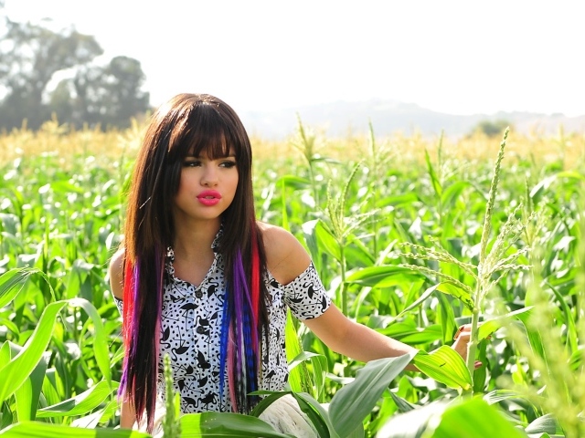 Селена Гомез в кукурузе