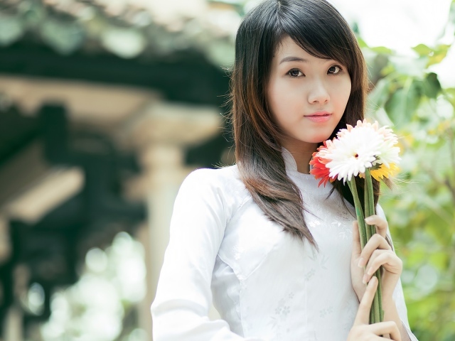 Вьетнамская девушка с цветами