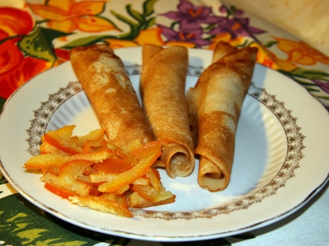 Блины на тарелке на Масленицу