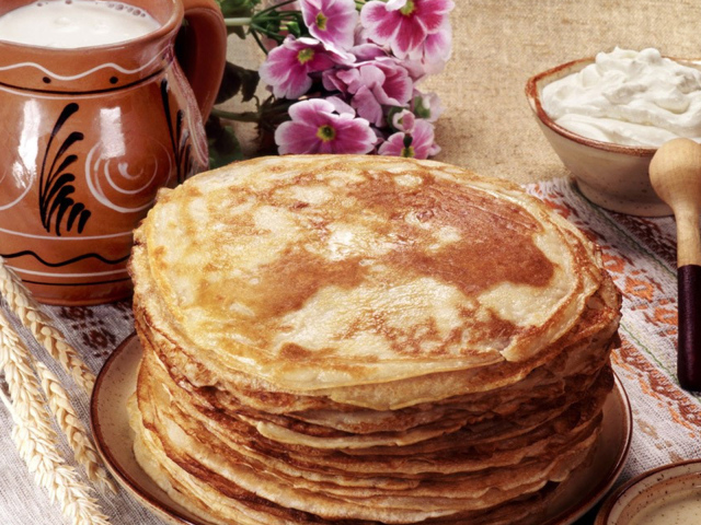 Блины со сметаной на Масленицу