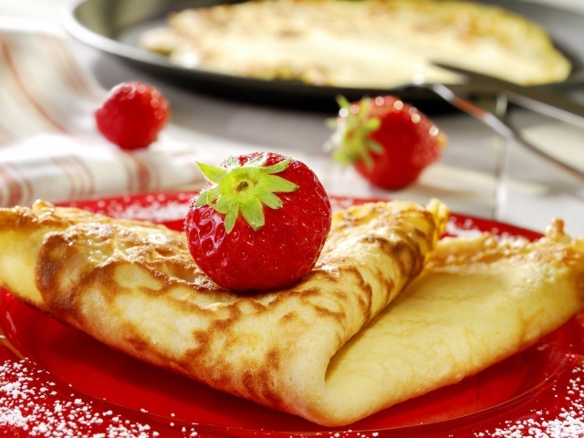 Блины с клубничным джемом на Масленицу