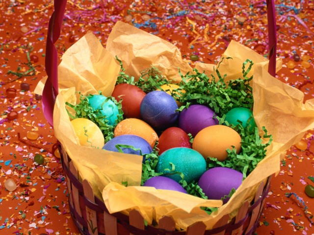 Корзина яиц среди конфети на Пасху