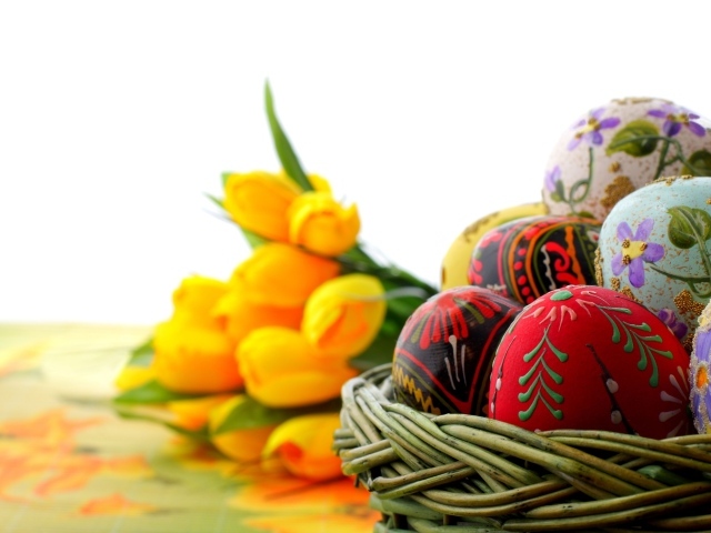 Корзина яиц на фоне тюльпанов на Пасху