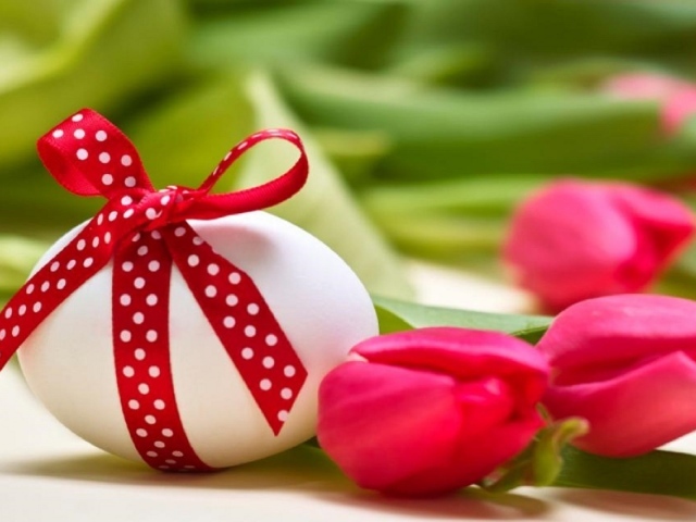 Яйцо с красным бантом на Пасху