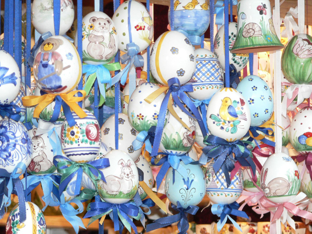 Яйца на веревочках на Пасху