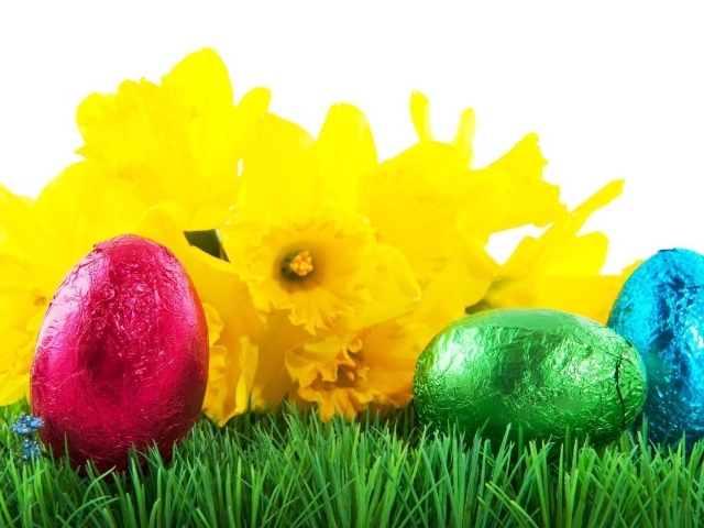 Яйца на фоне желтых цветов на Пасху