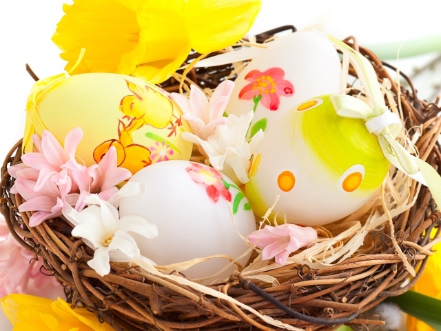 Цветы и яйца в корзине на Пасху