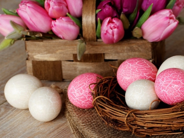 Белые и розовые яйца на Пасху