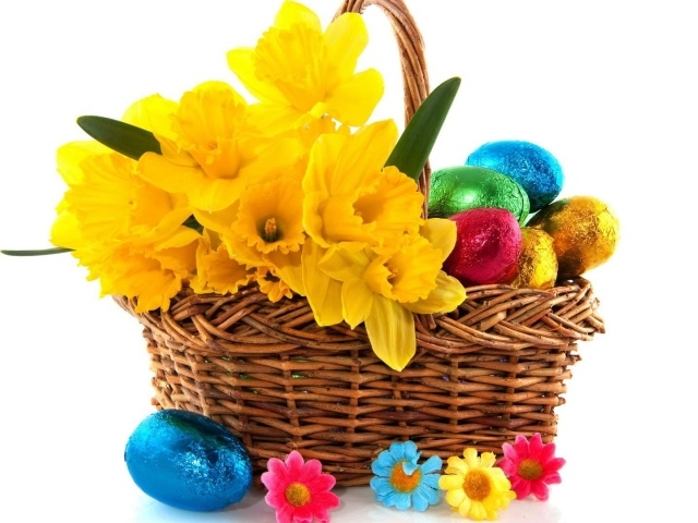 Желтые цветы и яйца на Пасху