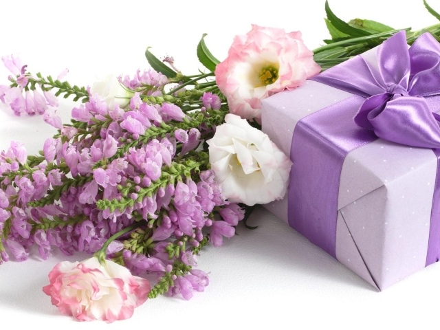 Букет цветов и подарок для девушки на восьмое марта