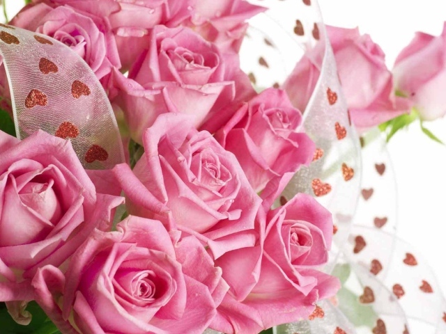 Букет из розовых роз девушкам на восьмое марта