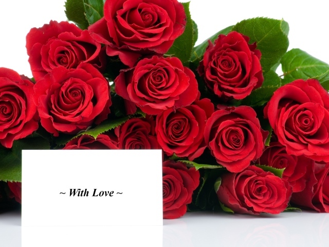 Букет красных роз на 8 марта с надписью