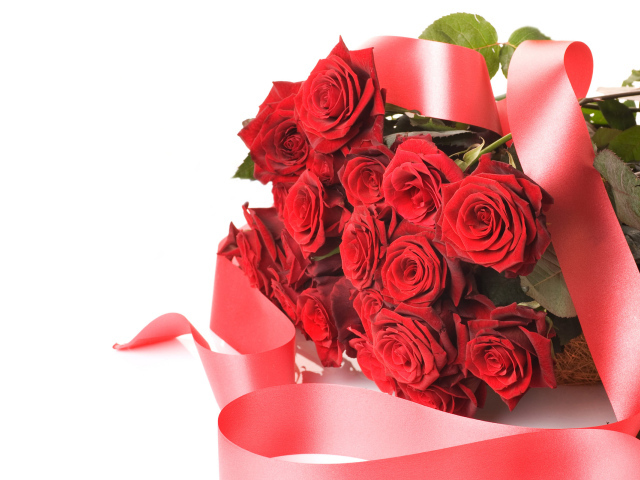 Букет красных роз с лентой  на 8 марта
