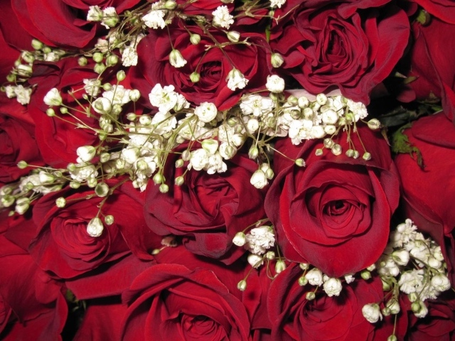 Украшенные красные розы в подарок женщинам на восьмое марта