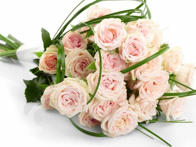 Нежный розовый букет цветов девушке на восьмое марта