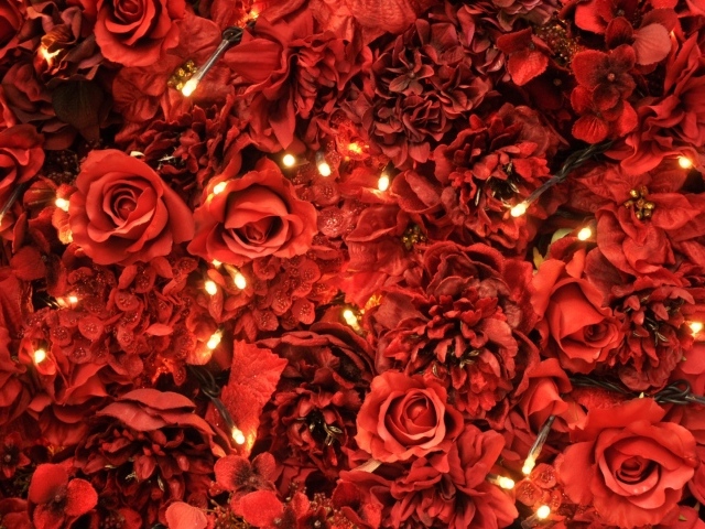 Шикарные красные розы в подарок на восьмое марта