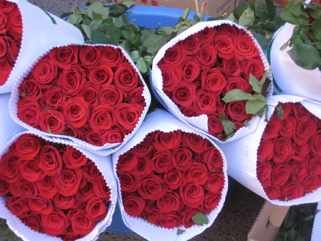 Роскошные букеты красных роз на 8 марта