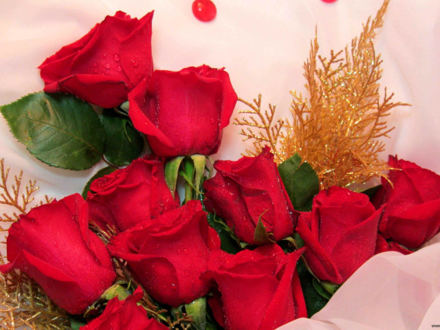 Красные розы для женщин на 8 марта