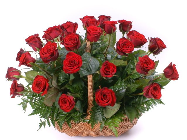 Красные розы на 8 марта в корзинке