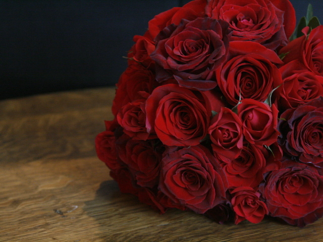 Красные розы на 8 марта на темном фоне