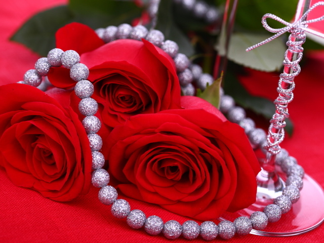 Красные розы на 8 марта на красном фоне