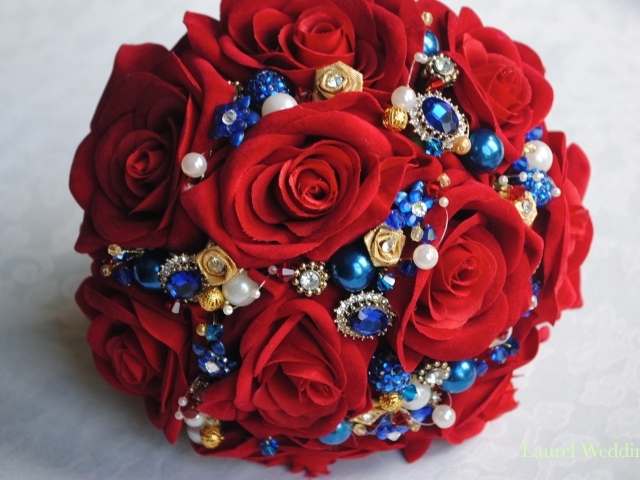 Красные розы на 8 марта с синими цветочками
