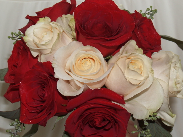 Красные розы на 8 марта с белыми розами
