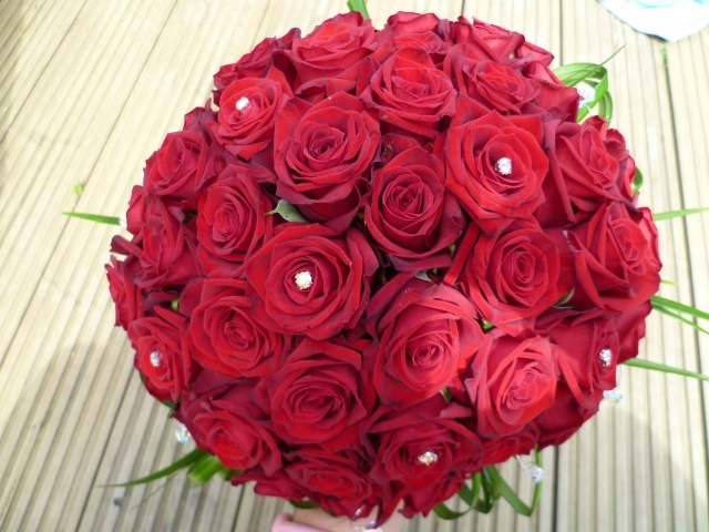 Круглый букет красных роз на 8 марта для любимой