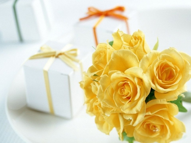 Жёлтые розы и подарки на восьмое марта