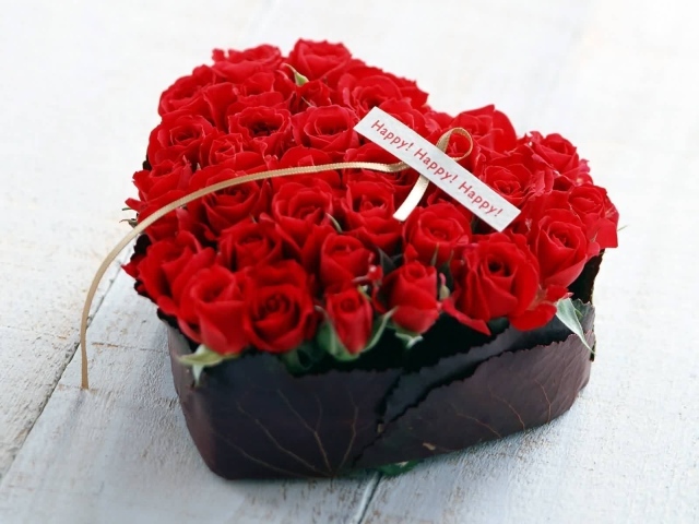 Красные розы на 8 марта в коробке в форме сердца