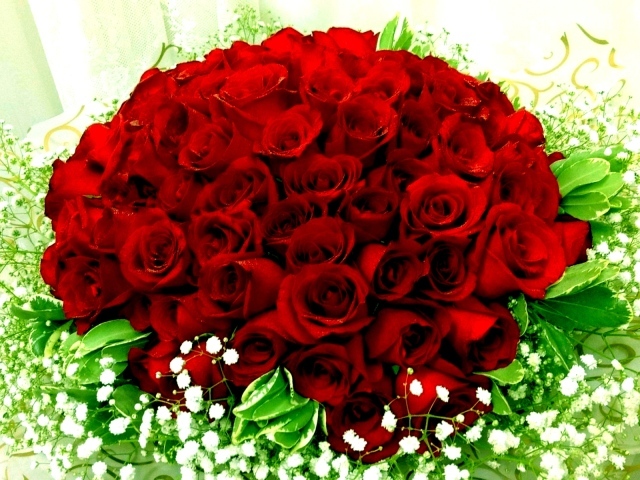 Красные розы на 8 марта с полевыми цветами