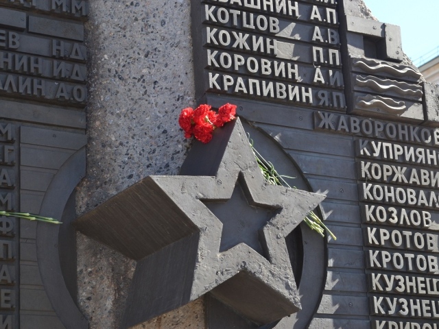 Цветы на монументе в День Победы 9 мая