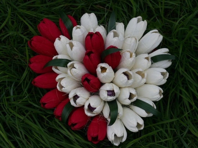 Букет из цветов и конфет на День Влюбленных 14 февраля