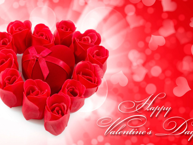 Коробочка с подарком среди роз на День Святого Валентина 14 февраля