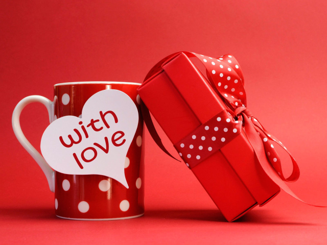 Чашка с подарком на День Святого Валентина 14 февраля