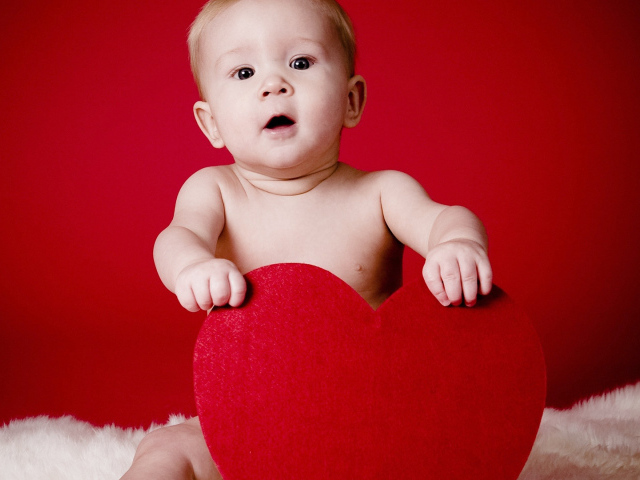 Малыш с сердцем на День Влюбленных 14 февраля