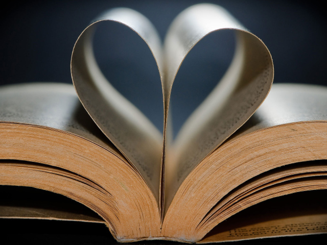 Сердце из книги на День Святого Валентина 14 февраля