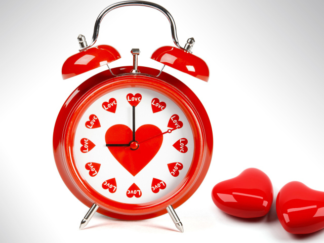 Часы с сердечками на День Святого Валентина 14 февраля