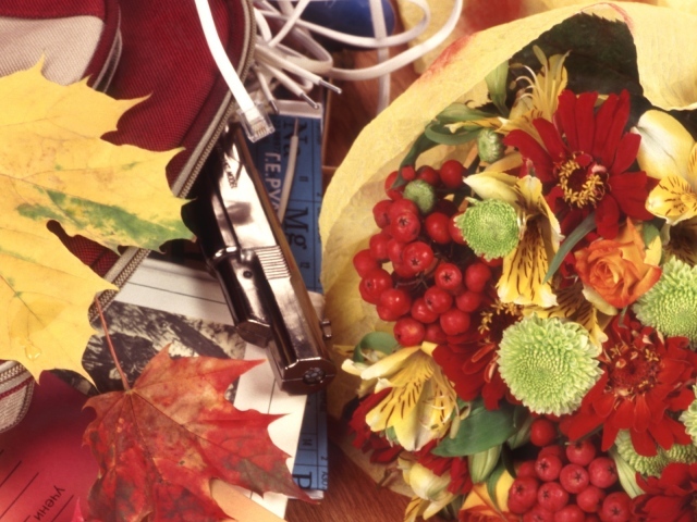 Осенние листья и букет на День знаний 1 сентября