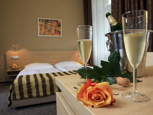 Шампанское в спальне