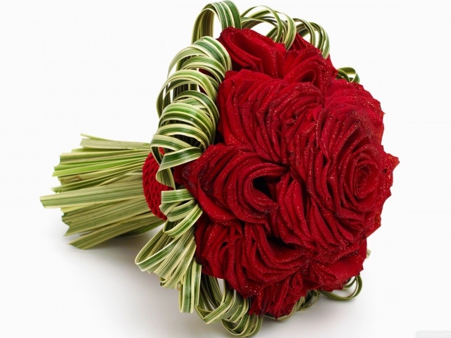 Красные розы в красивом свадебном букете