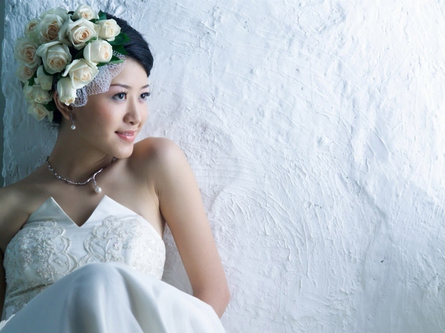 Невеста у белой стены