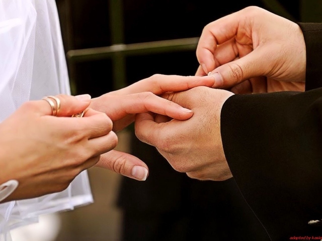 Жених одевает кольцо невесте