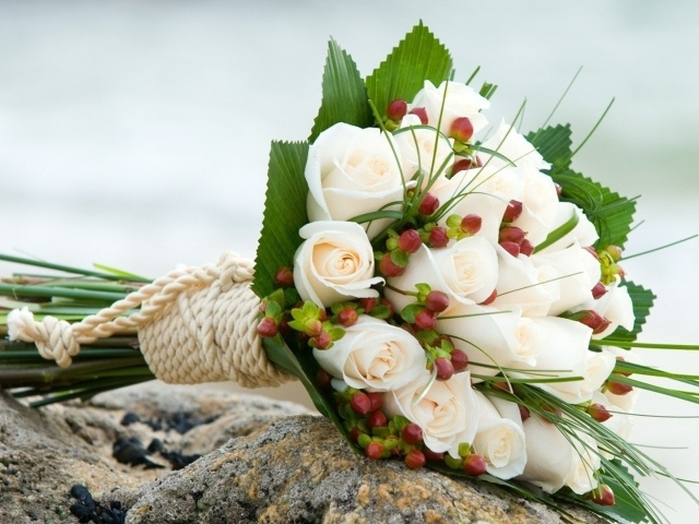 Белые розы в свадебном  букете