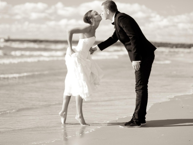Поцелуй жениха и невесты на пляже