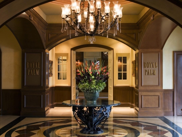 Цветы на оригинальном столе